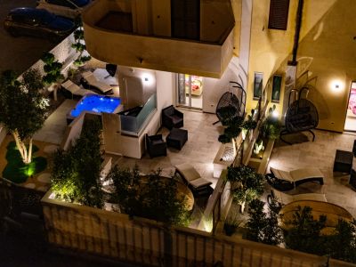 esterno di notte Residence Aleden a Vieste nel Gargano