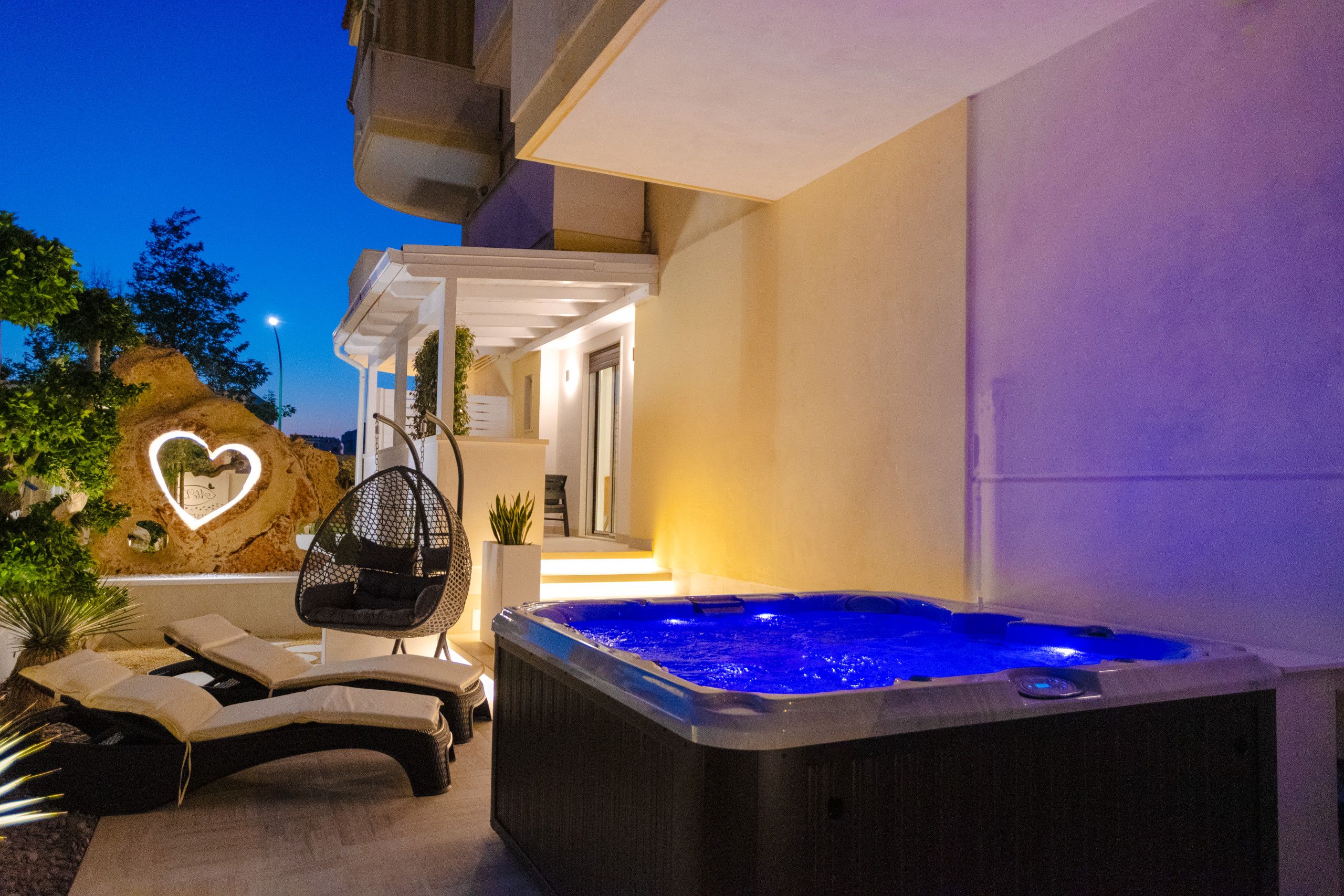 Jacuzzi esterna suite Iris di notte Residence AleDen a Vieste