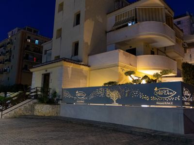 esterno di notte Residence Aleden a Vieste nel Gargano